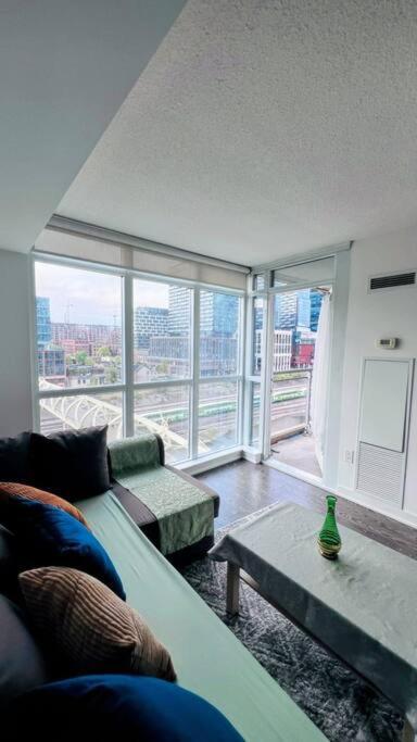 Апартаменти Stylish 1Br And Den - Cn Tower -5 Min Торонто Екстер'єр фото