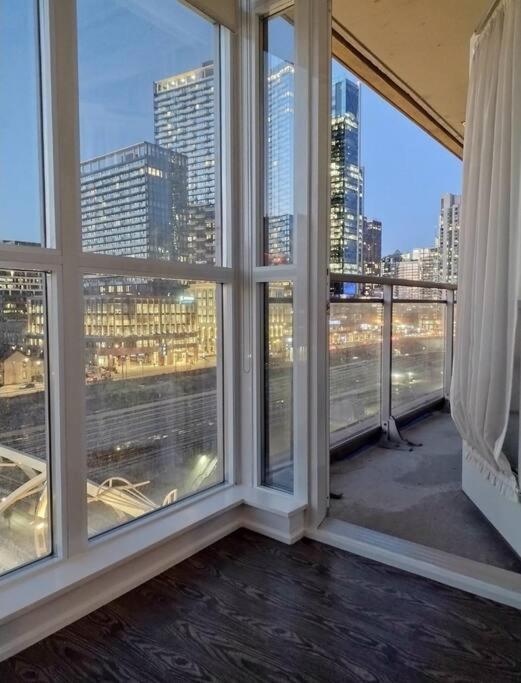 Апартаменти Stylish 1Br And Den - Cn Tower -5 Min Торонто Екстер'єр фото